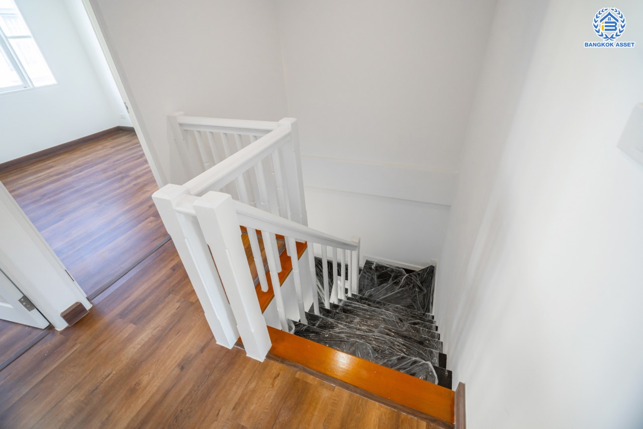 บ้านมือสองตกแต่งใหม่ ม.บุศรินทร์ วงแหวน (บ้านกล้วย-ไทรน้อย) จากแบรนด์ L&H เนื้อที่ 21 ตร.ว. ฟังก์ชัน 3 ห้องนอน 2 ห้องน้ำ จอดรถได้ 1 คัน ตอบโจทย์ทุกการอยู่อาศัย บนทำเลเชื่อมต่อถนนกาญจนาภิเษก ใกล้เซ็นทรัลเวสต์เกต และรถไฟฟ้าสายสีม่วง "สถานีคลองบางไผ่"